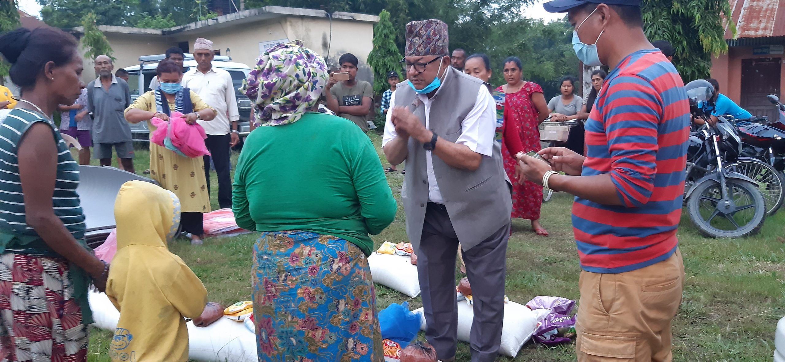 चिसाङ खोलाबाट विस्थापित घर परिवारलाई गाउँपालिकाको राहत