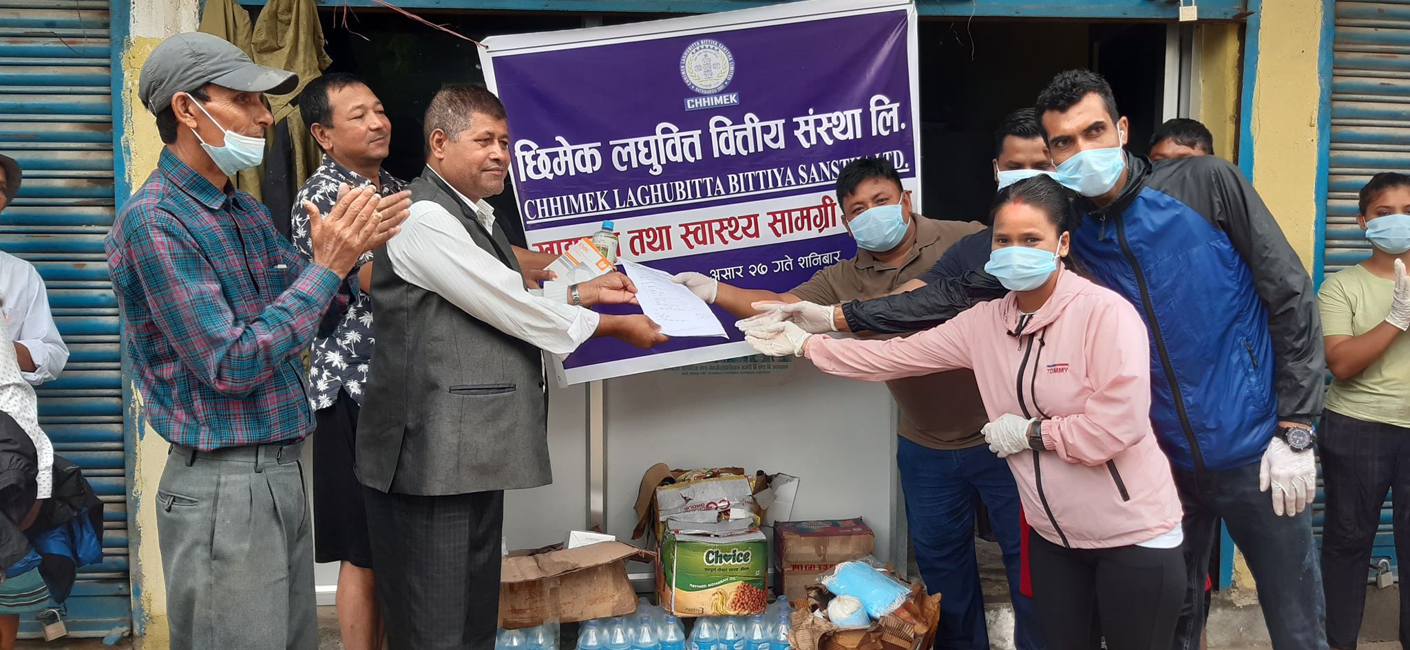 जनसेवाको क्वारेन्टाइनमा बस्नेलाई स्वास्थ्य र खाद्यान्न सामाग्री हस्तान्तरण