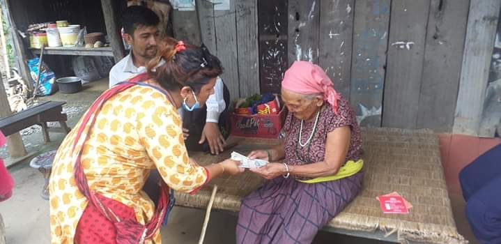 पथरीशनिश्चरे नगरमा घर घरमा सामाजिक सुरक्षा भत्ता वितरण