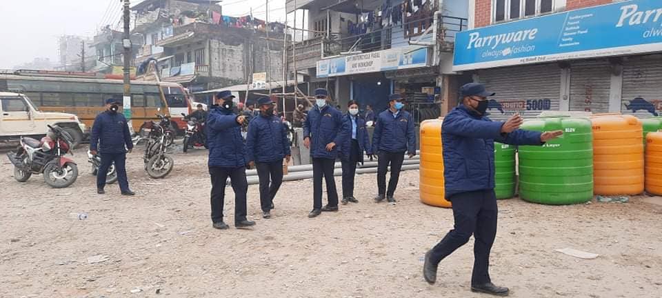 सडक क्षेत्रमा खारिएको पसल र सामग्री हटाउन सुरू