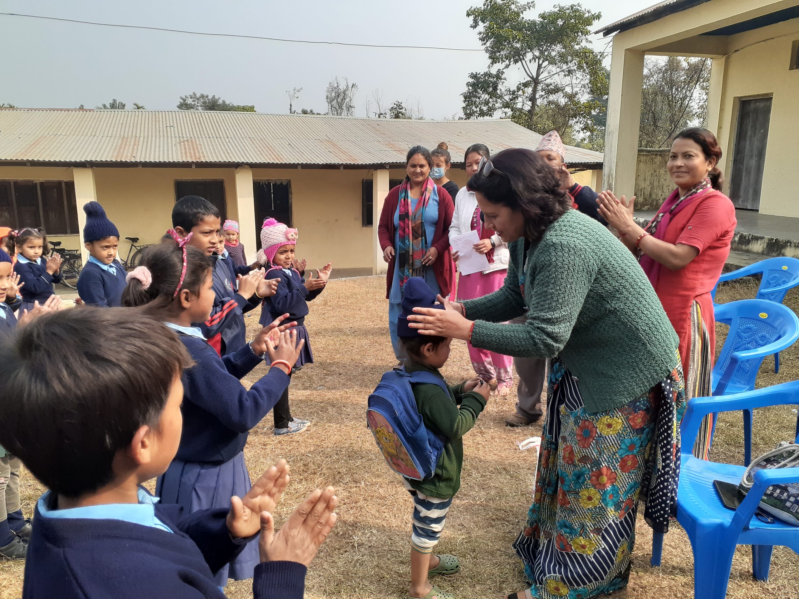 विद्यार्थीलाई ऊनीको टोपी वितरण