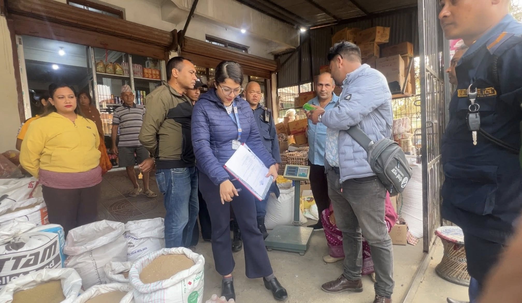 पथरी शनिश्चरे नगरको होलसेल पसलमा अनुगमन