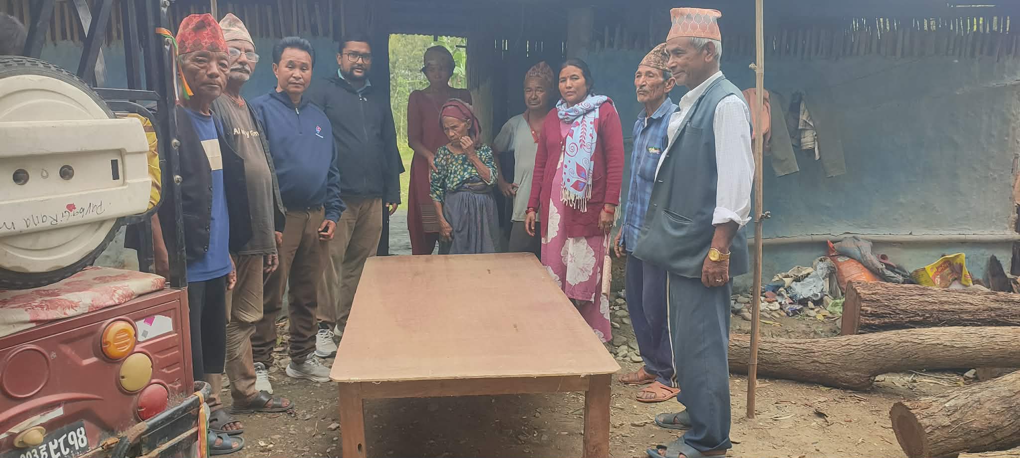 वडा नं. ८ द्धारा विपन्न परिवारलाई काठको खाट वितरण