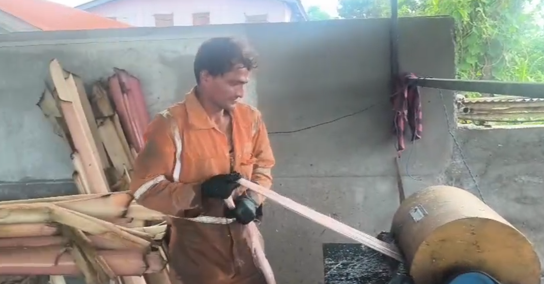 कानेपोखरीमा केराको बोक्राबाट कागज र कम्पोस्ट मल उत्पादन गर्दै