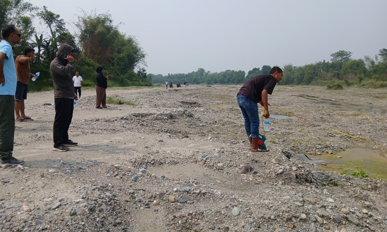 चिसाङ खोलाबाट नदीजन्य पदार्थ उत्खननमा रोक, ठेकेदार खोला नाप्र्दै