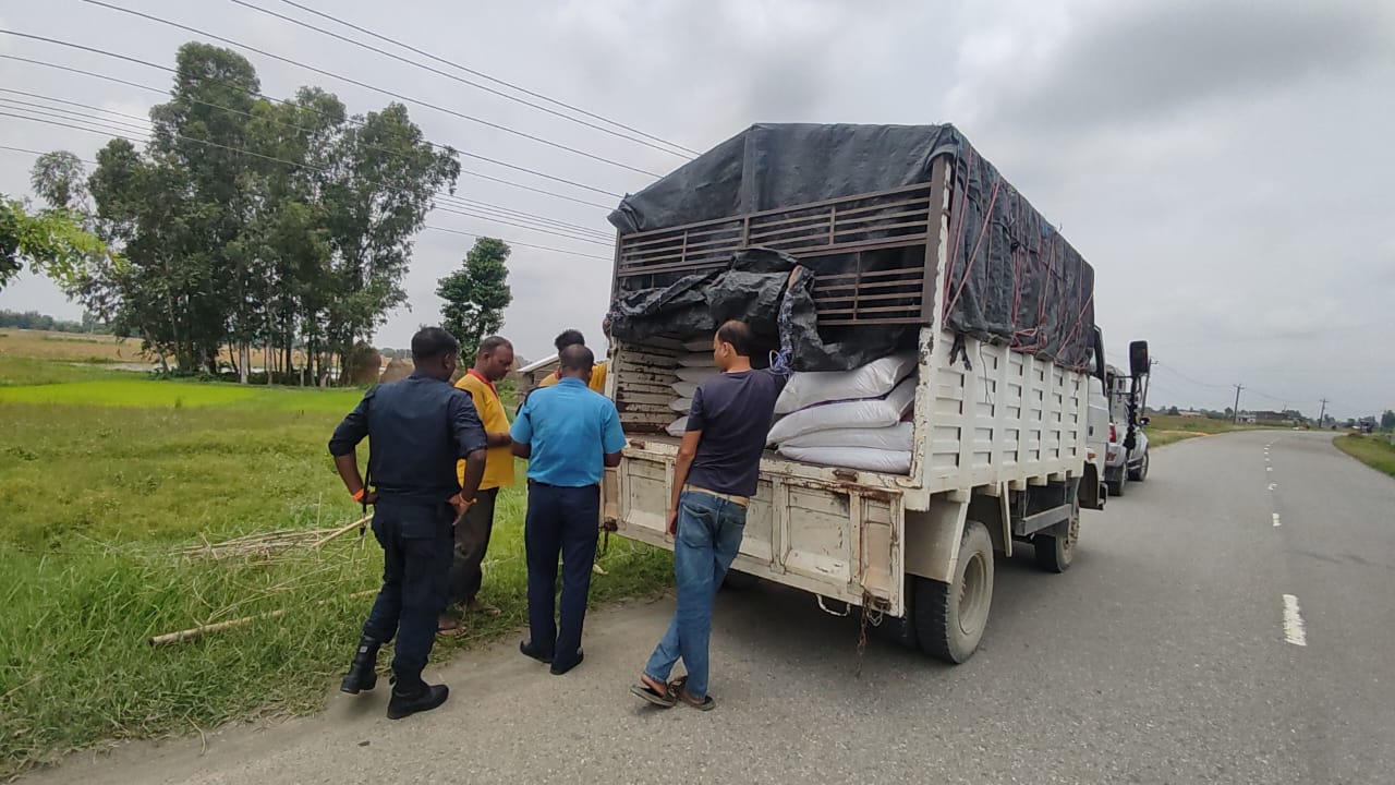 कानेपोखरीमा १३ लाख ७० हजार बराबरका अवैध सामानसहित मिनी ट्रक नियन्त्रणमा