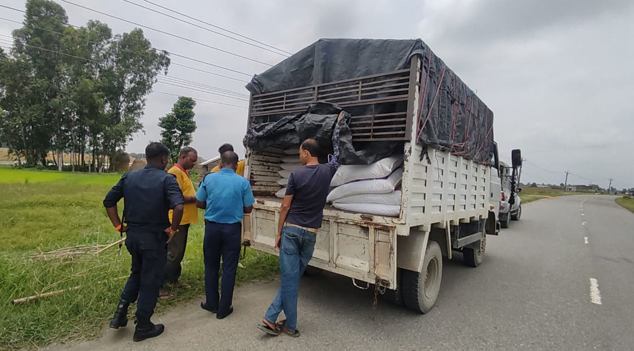 कानेपोखरीमा १३ लाख ७० हजार बराबरका अवैध सामानसहित मिनी ट्रक नियन्त्रणमा